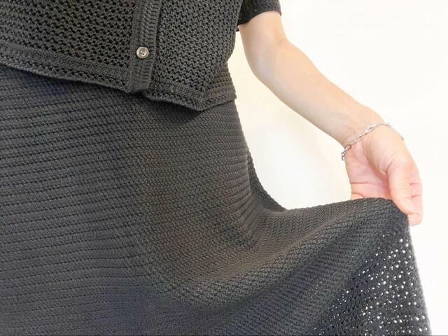 【GU 透かし編みニットスカート】インナーを気にせず着られるスカート。カラーはブラック、ナチュラル、イエローがあります