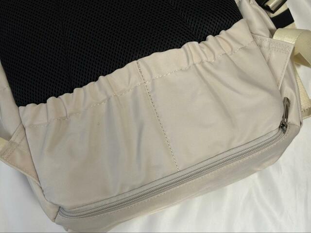 【ワークマン 軽量3レイヤーポケットマザーズリュック】背面には約13×13cmのゴム入りポケットが2つ付いています