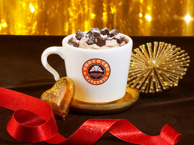 「生チョコ風濃厚リッチガトーショコラクリーミーホットチョコ」＜価格：590円（税込）＞【バレンタイン限定！金箔がリッチなサンマルクカフェの「プレミアムチョコクロ 濃厚リッチガトーショコラ」販売決定！】