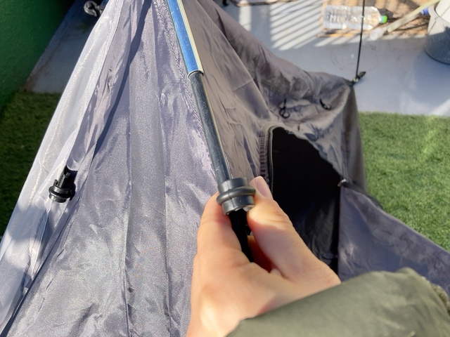 【ワークマン BASICドームテント】インナーテントのフックをポールに掛けてテントを立ち上げる方式で設営がかなり楽です