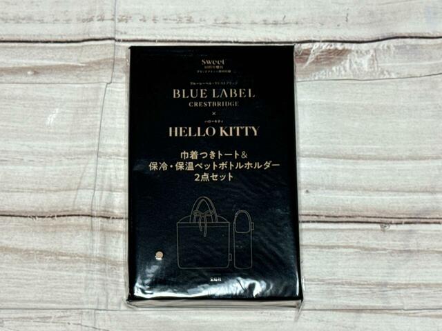 付録は「BLUE LABEL CRESTBRIDGE×HELLO KITTY（ブルーレーベル・クレストブリッジ ×ハローキティ）巾着つきトート＆保冷・保温ペットボトルホルダー2点セット」