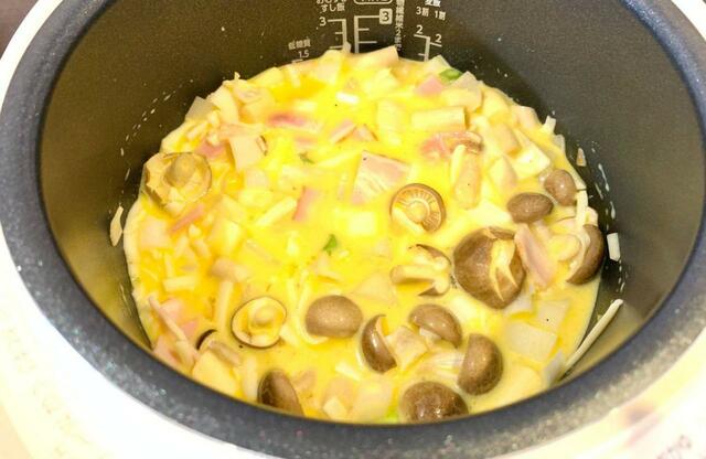 【自動メニューでキッシュ】卵液に材料を全部入れて炊飯器に流し入れます