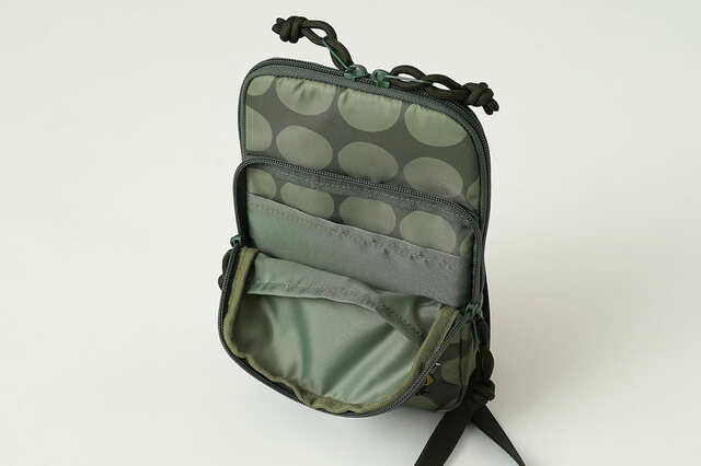 【スナフキン刺繍のスマホショルダーバッグ】メイン収納と前面ファスナーポケットの二層構造