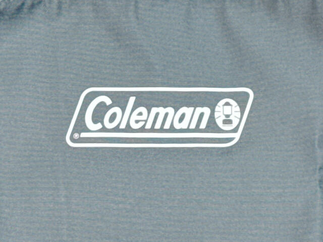 お馴染みのコールマンロゴ。シンプルに持ちたいときはこちらの面がおすすめ