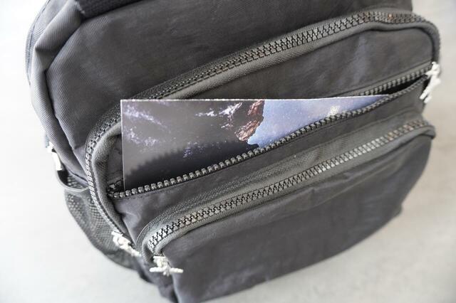 パンフレットなどの紙類が入るポケット