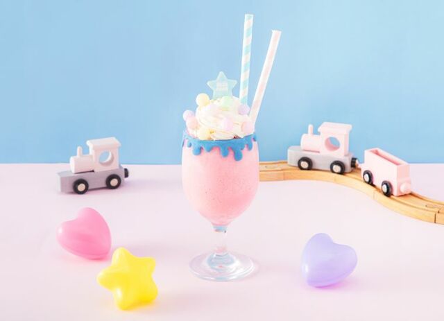 ●メリーゴーランドシェイク：1,390円（税込）ほんのりストロベリー風味のシェイク☆