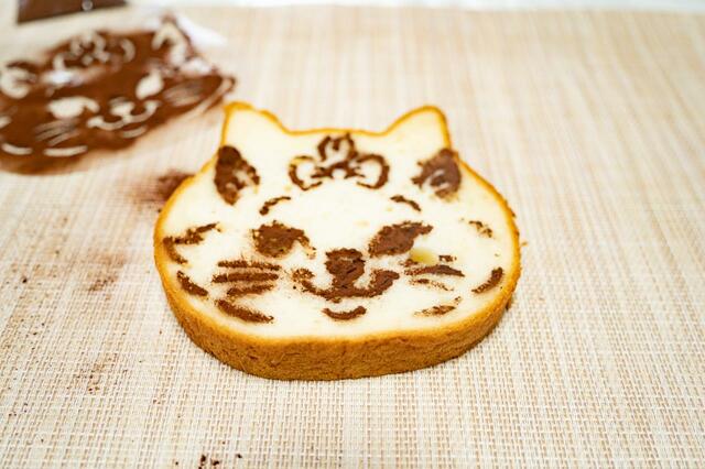 シートを外すと、マリーの顔が出てきました。