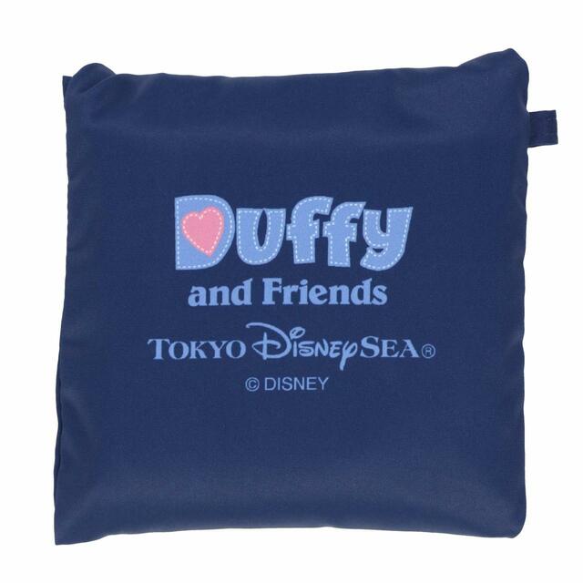 ショッピングバッグ 2,500円｜サイズ：（本体）高さ約35×幅約33×マチ約14cm（収納時）縦約14×横約14cm｜「ダッフィー＆フレンズのサマーナイト・メロディー」スペシャルグッズ｜東京ディズニーリゾート40周年“ドリームゴーラウンド”｜発売日：2023年7月3日（月）｜販売店舗：東京ディズニーシー「マクダックス・デパートメントストア」