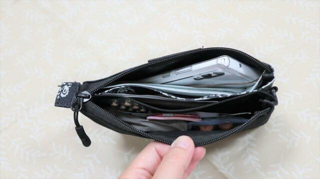 【KiU エチケットポーチ】スマートフォンが入るかどうかは、機種サイズによりけり