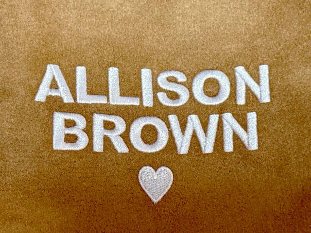 フロントには「ALLISON BROWN」のロゴ刺繍入り！ハートマークに大人の遊びごころを感じます♪