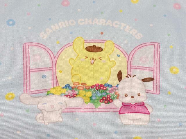 【ファミリーマートオリジナル サンリオキャラクターズ当りくじ】保冷バッグ：5等「保冷バッグ シナモロール」プリン、シナモン、ポチャッコの3人が登場している豪華仕様。リバーシブルで使えるのが推しポイント！