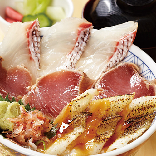 魚盛西新宿 新宿アイランドタワー店　春三昧丼 950円（提供は5/31まで）　アナゴと真鯛の刺身に柚子風味の漬け鰹の春らしい丼。