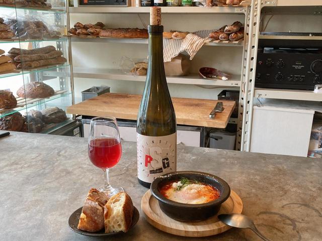 「トマトソースの煮込みたまご」はパン付きで680円。ワイン（赤、白、泡）はグラス1000円ぐらい。ボトルは3000円ぐらい