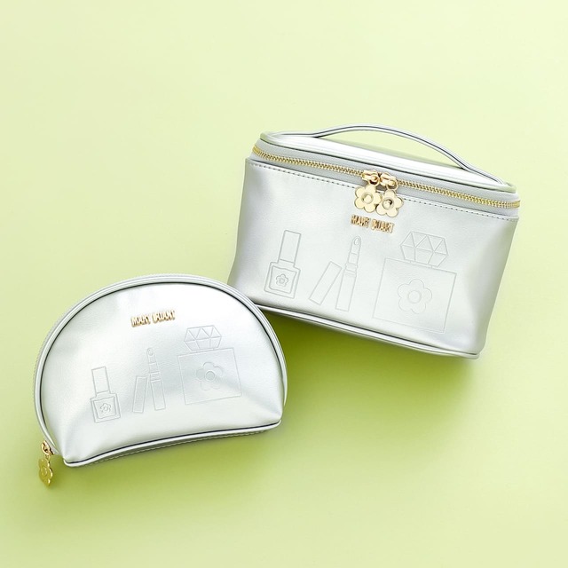 【マリークワント】「エンボスコスメ バニティ」¥6,160、「ラウンドポーチ」¥4,400