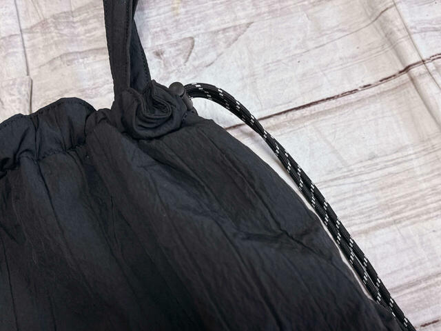 マットな質感のポリエステル生地で、シャカシャカとした手ざわり