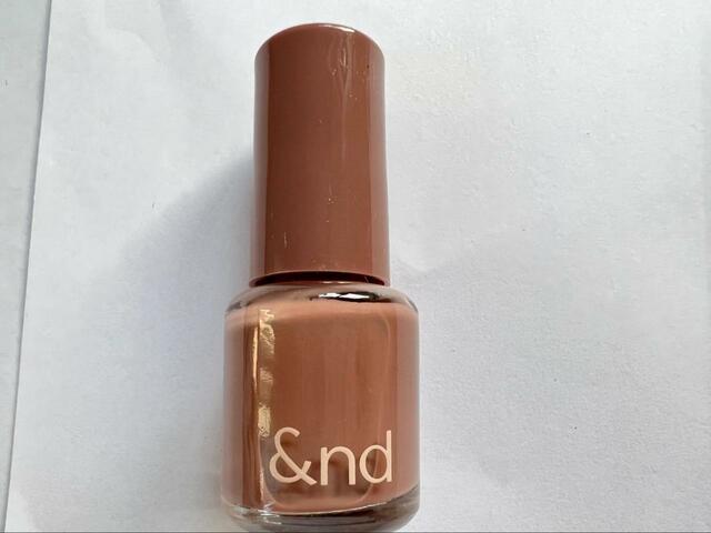 【&nd by rom&nd グラッシードロップネイル VI01 ミルクベリー】なんとも言えない絶妙カラー