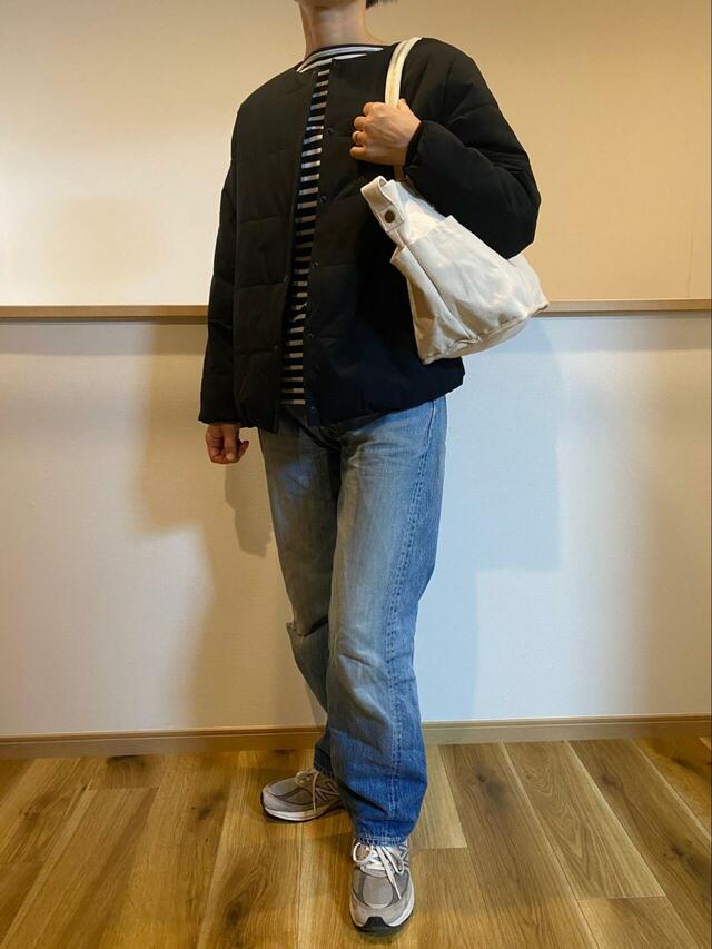 【Honeys ノーカラーライトブルゾン】デニム＋スニーカーに合わせたカジュアルコーデ。とても軽いのにダウンのような暖かさを実現しています！