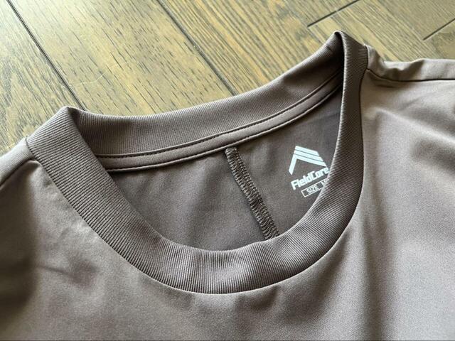 【ワークマン レディースドライサイドポケットバルーンスリーブワンピース】首元はほどよいUネック。苦しくなく着やすいです