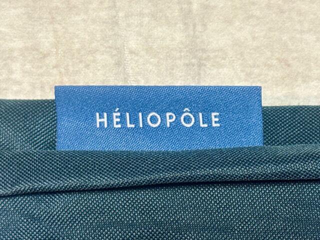 フロント左側についているブランドロゴタグがおしゃれ