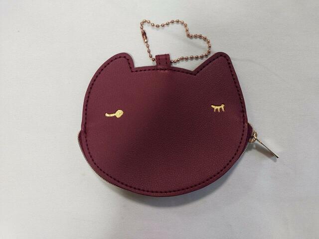 ネコポーチは、ワインレッドカラー