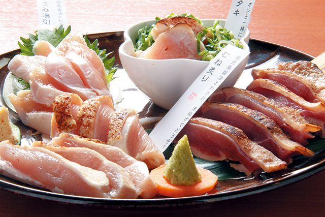 【関西】セルフ鶏焼の名店／【元町】やぶ家 元町店　  鶏刺し盛合せ豪快4種盛 1280円