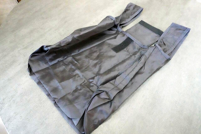 バッグの畳み方①両端を内側に折る【moz（モズ）ショッピングバッグ BLACK】