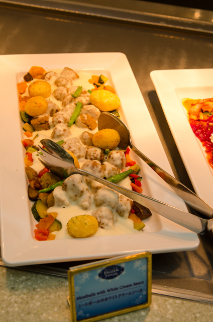 ミートボールのホワイトクリームソース|クリスタルパレスレストラン「アナとエルサのフローズンファンタジー」スペシャルブッフェ ©Disney