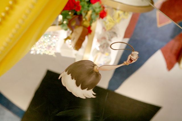 フェザーダスターがいるのは、シャンデリア近くの天井! 鏡なので見つけづらいですが、よく見てみてくださいね。