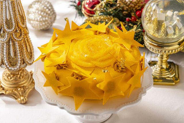 「ロイヤルツリートップの星」＜期間：2025年11月14日〜12月26日＞【【ヒルトン東京】20種類以上の“豪華クリスマススイーツ”をロイヤル気分で楽しむ『King＆Queenのクリスマス スイーツビュッフェ』】