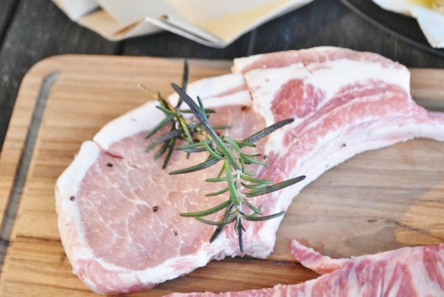 国産ポーク リブトマホークのハーブスパイス仕立て