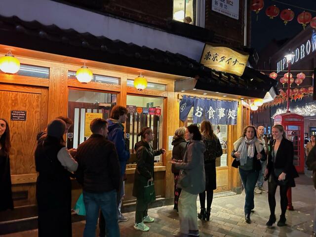 チャイナタウンにある日本食店。本格的な日本グルメが手頃な値段で食べられるらしく、長い行列ができていた