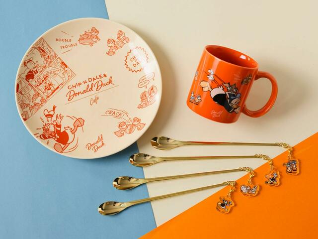 アクリルチャームマドラー（全4種） 990円、マグカップ 1,980円、プレート 3,300円｜「チップとデール＆ドナルドダック」OH MY CAFE