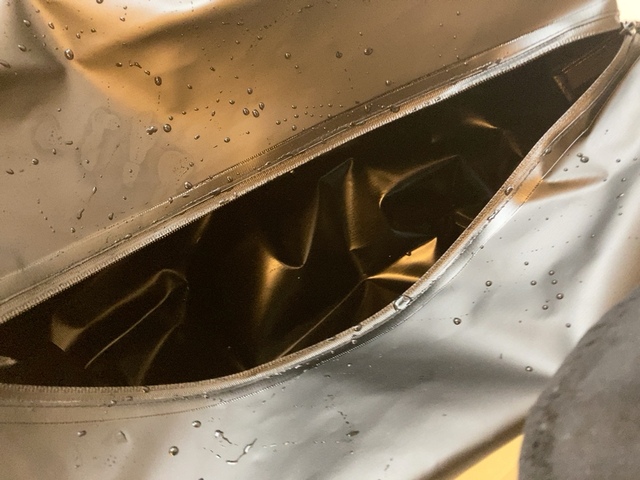 【ワークマン 防水ボストンバッグ】濡れてもタオルで拭き取ったり天日干しするだけですぐに乾きます