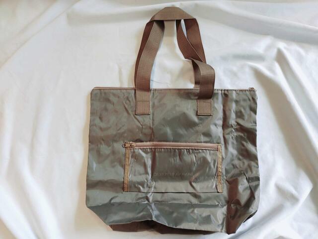 裏にはミニポケットつき