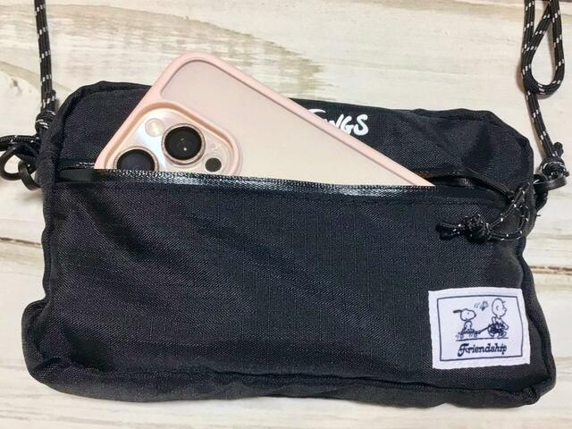 フロントのファスナーポケットはスマホを入れるのにぴったりなサイズ感