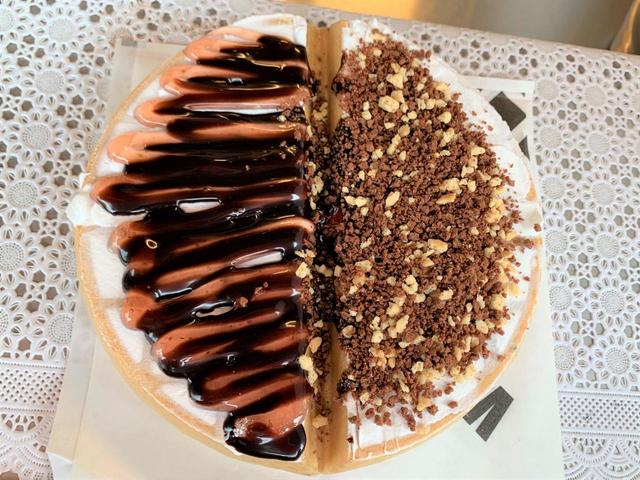 「クリスピークランチ（ノーマル）」挟む前のワッフルはこんな感じ
