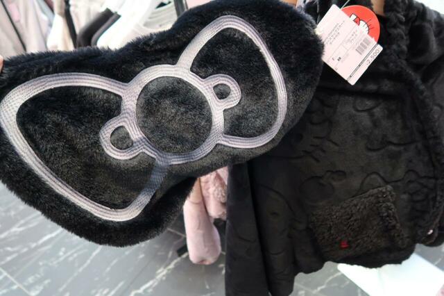 【ワークマン】ラップスカート(ポーチ付き) 2,500円(税込)ハローキティデザインのブラックはシック