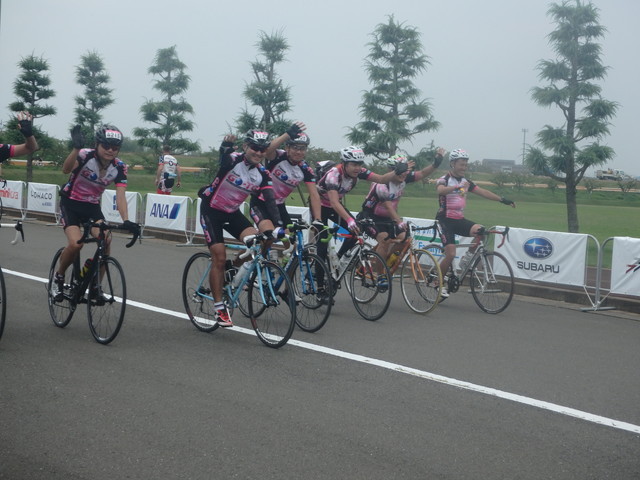 ツール・ド・東北2015／ゴールを目前に笑顔で喜ぶ出場者