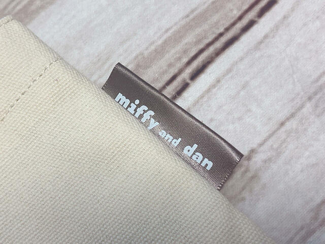 サイドには「miffy ans dane」のロゴタグ付きです