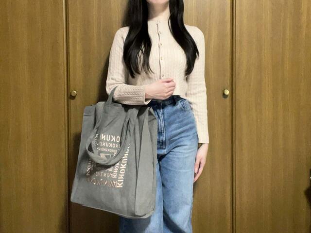 短い持ち手を肘にかけて持ってみました。持ち方で印象が変わりますね！