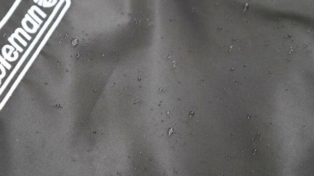 【コールマン ウォーカー25】表面は撥水加工が施されているため、多少の雨でも安心!