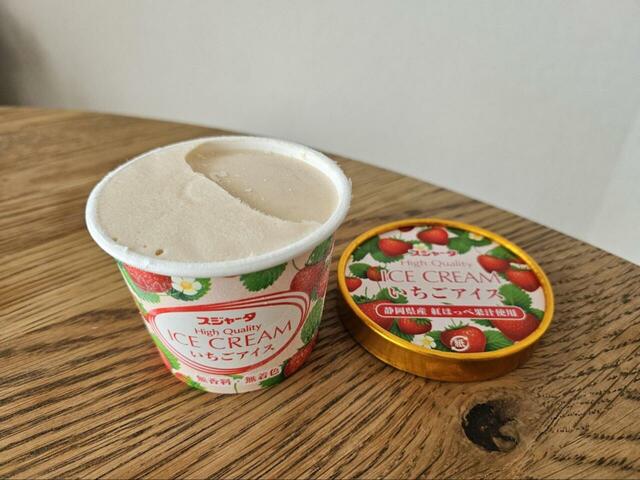 【スジャータのシンカンセンスゴイカタイアイス】見た目以上に中に入っているいちごの果肉がしっかりと感じられます。コクがあって上品な味です