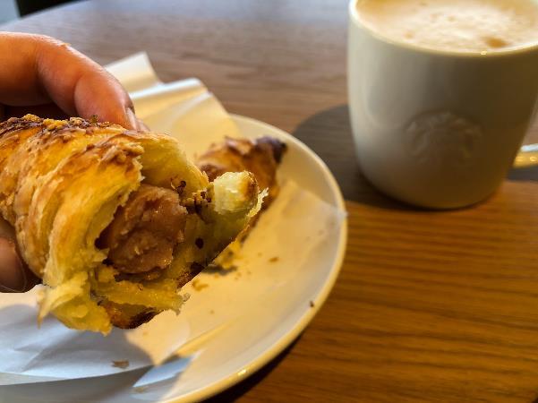 【スターバックス あらびきソーセージパイ】ソーセージがとってもジューシーでパイ生地との相性もマル