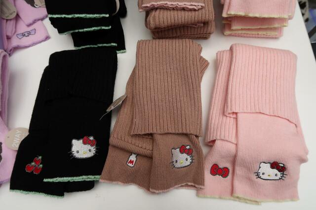 【ワークマン】アーム＆レッグウォーマー　1,290円（税込）ハローキティは３色展開でワンポイントの刺繍が違います