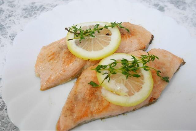 【虫除けハーブ タイムを使ったおすすめ料理：サーモンソテー】タイムの香りとサーモンが相性抜群