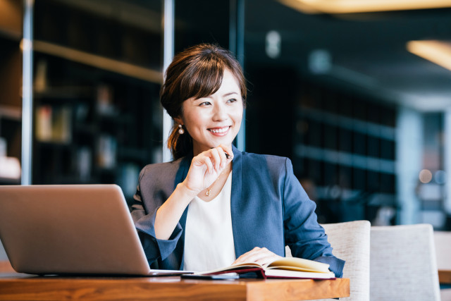 デスクワークでも 痩せやすい体 に 正しい 座り姿勢 のポイント 1 2 Mimot ミモット