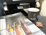 機内誌とコーヒー（オリジナルカレドショコラ付き）