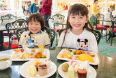 好きなものを、好きなだけ食べられるのは、子どもたちも大喜び。©Disney