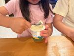 【コストコ ATHENA北海道プレミアムアイスクリーム】子どもたちがスプーンを持って、早速すくって食べ始めました!