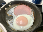 【吉野家　ハムエッグ牛小鉢定食】ハムエッグは熱々のフライパンに乗せて運ばれてきます